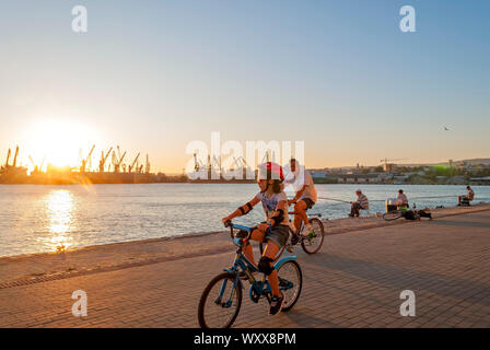 Au crépuscule sur la jetée Varna Bulgarie Europe, Banque D'Images