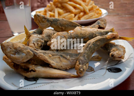Poisson servi dans un petit restaurant au bord de la mer ; Banque D'Images