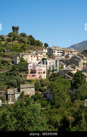 Nonza village perché et Torra di Nonza tour de garde dans le Cap Corse Corse du nord de la France. Banque D'Images