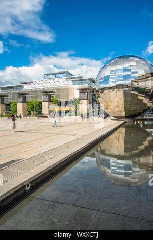 La place du millénaire avec le Planétarium sous la forme d'une immense boule miroir à Bristol, Angleterre, Royaume-Uni. Banque D'Images
