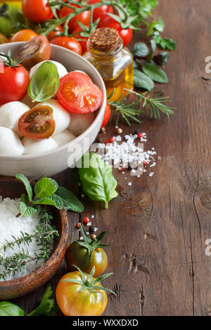 Salade caprese italien pour ingridients sur fond de bois Banque D'Images