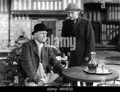 C. AUBREY SMITH et FREDERICK CULLEY DANS LES QUATRE PLUMES directeur 1939 Zoltan Korda roman A. E.W.Mason scénario R.C.Sherriff music Miklos Rozsa producteur Alexander Korda London Film Productions / United Artists Banque D'Images