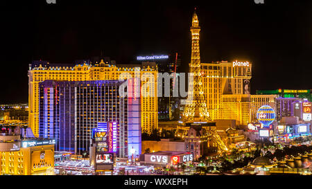 Une vue nocturne sur les toits de plusieurs casino and resort sur Las Vegas Boulevard, à Las Vegas, Nevada. Banque D'Images