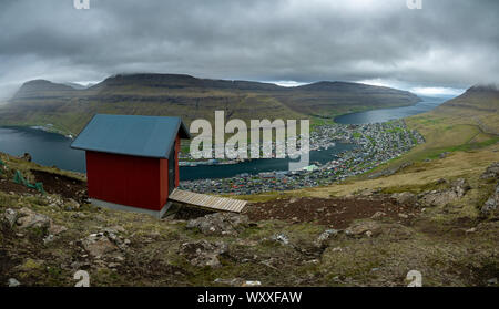 Ville Klaksvik derrière hut sur Bordoy island, îles Féroé, Danemark Banque D'Images