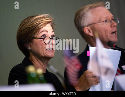 Washington DC, USA. 18 Sep, 2019. Gouverneur de l'Iowa Kim Reynolds participe à la politique de main-d'Amérique 3ème réunion du conseil consultatif, à un garçon et Girl's Club à Washington, DC Le 18 septembre 2019. Le groupe fait une tournée et s'est réuni au garçon et fille's club pour apprendre comment l'organisation est d'éduquer et de préparer les jeunes à des emplois futurs dans les champs. Credit : UPI/Alamy Live News Banque D'Images