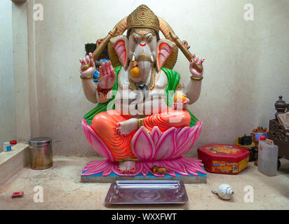 DELHI, INDE - Le 22 mai 2011 : Sculpture du dieu Ganesha dans un temple hindou Banque D'Images