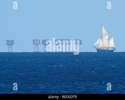 Sheerness, Kent, UK. 18 Septembre, 2019. Classic yacht à 'Reine Galadriel' exploité par la fiducie à Cirdan vu traverser l'estuaire de la Tamise en face de la guerre des tours de sable rouge. Credit : James Bell/Alamy Live News Banque D'Images