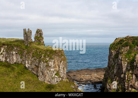 Dunseverick (de l'Irlandais Dún Sobhairce, signifiant "obhairce's fort') est un hameau près de la Chaussée des géants dans le comté d'Antrim, en Irlande du Nord. Banque D'Images