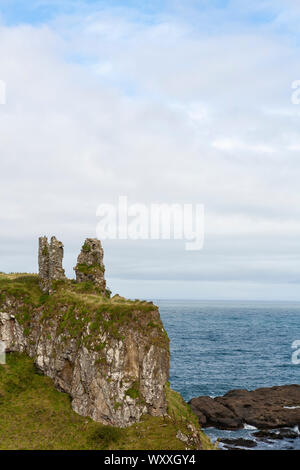 Dunseverick (de l'Irlandais Dún Sobhairce, signifiant "obhairce's fort') est un hameau près de la Chaussée des géants dans le comté d'Antrim, en Irlande du Nord. Banque D'Images