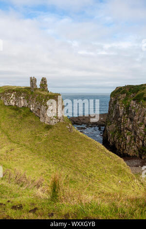 Dunseverick (de l'Irlandais Dún Sobhairce, signifiant "obhairce's fort') est un hameau près de la Chaussée des géants dans le comté d'Antrim, en Irlande du Nord. Banque D'Images
