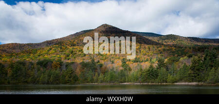 Les couleurs de l'automne à l'Équinoxe spectaculaire et pittoresque montagne et étang à Manchester, Vermont, Etats-Unis Banque D'Images