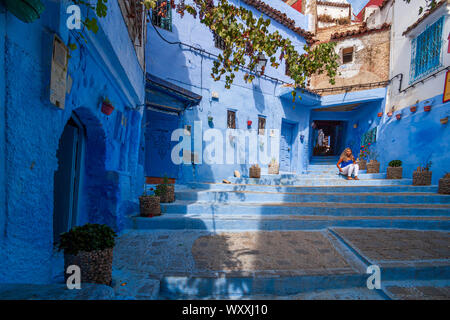 Chefchaouen, ou Chaouen, est une ville dans les montagnes du Rif au nord-ouest du Maroc. Elle est connue pour la substitution, le bleu de ses bâtiments blanchis à la vieille ville Banque D'Images