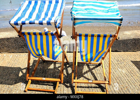 Ventnor, île de Wight, au Royaume-Uni. Le 15 août 2019. Transats parasol unique donnant sur les vacanciers sur la plage un jour d'été à Hereford . Banque D'Images
