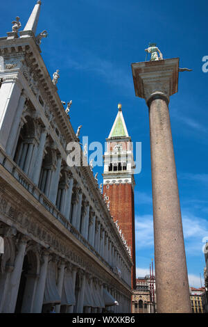 Piazzetta di San Marco, avec le Campanile di San Marco, la Bibliothèque Marciana et la colonne de Saint Théodore, Venise, Italie Banque D'Images