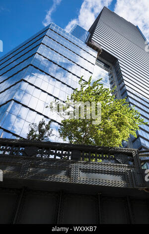 De nouveaux gratte-ciel de verre moderne de haute élévation par la ligne haute, à Hudson Yards de West 30th Street sur west side de Manhattan, New York City Banque D'Images