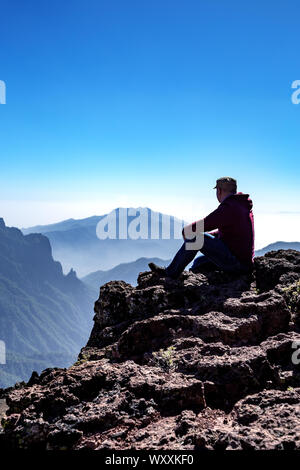 Homme regardant les montagnes, Caldera de Taburiente Parc National, la Palma, Iles Canaries, Espagne, Europe. Banque D'Images