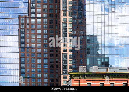 Gratte-ciel tour de blocs vu de la ligne élevée sur le côté ouest de Manhattan, New York City Banque D'Images