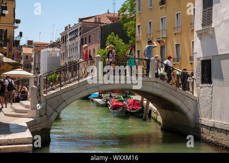 Une scène animée par le Rio di San Vio, Dorsoduro, Venise, Italie, avec un pont en pierre typique, Ponte di San Vio, dans l'avant-plan Banque D'Images