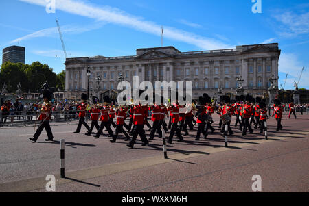 Bande de l'Irish Guards marchant passé Buckingham Palace Banque D'Images