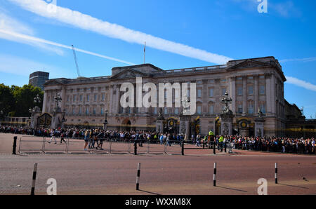Bande de l'Irish Guards marchant passé Buckingham Palace Banque D'Images