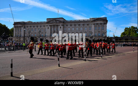 Bande de l'Irish Guards marchant passé Buckingham Palace Banque D'Images