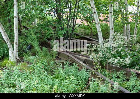 Trembles et les voies ferrées désaffectées sur la ligne haute du parc surélevé passerelle sur west side de Manhattan, New York City, USA Banque D'Images