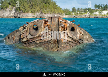 Naufrage du HMS Vixen dans les eaux des Bermudes avec la proue sur la surface Banque D'Images