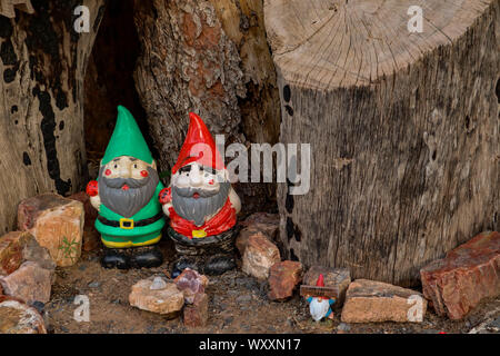 Les nains de jardin la protection de pile de bois Banque D'Images