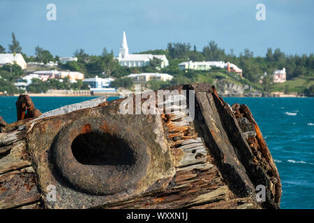 Naufrage du HMS Vixen dans les eaux des Bermudes avec la proue sur la surface Banque D'Images