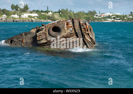 Naufrage du HMS Vixen dans les eaux des Bermudes avec la proue sur la surface Banque D'Images