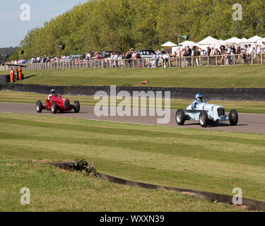 Voitures anciennes à la course 2019 Goodwood Revival Banque D'Images