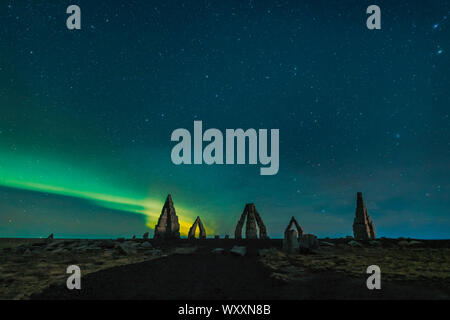 L'Arctique, le Henge (Heimskautsgerdi).Arctic Henge, inspiré par Stonehenge, un immense cadran solaire dans un village de l'est éloignée du nord, Islande, Hofsós Banque D'Images