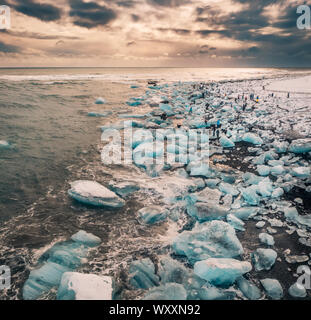 Hiver - Touristes au Jokusarlon Glacial Lagoon, Iceland Banque D'Images