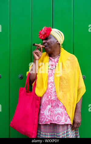 Ancienne école dame cubaine fumer un gros cigare à La Havane, Cuba Banque D'Images