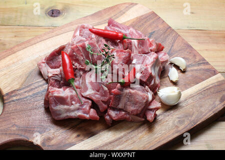 Curry de Boeuf os sur planche à découper Banque D'Images