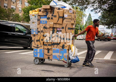 Une charrette chargée de livraisons, surtout Amazon, dans le quartier de Soho à New York, le samedi, 7 septembre 2019. (© Richard B. Levine) Banque D'Images