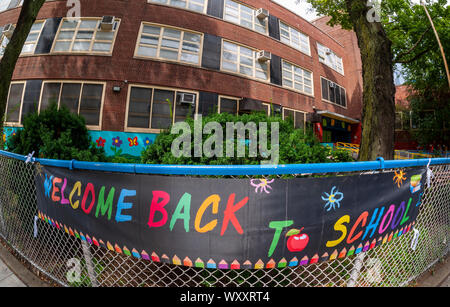 Un "Bienvenue" Retour à l'École accueille les élèves à l'extérieur de la bannière PS33 dans le quartier de Chelsea, New York le premier jour d'école, le jeudi 5 septembre 2019. (© Richard B. Levine) Banque D'Images