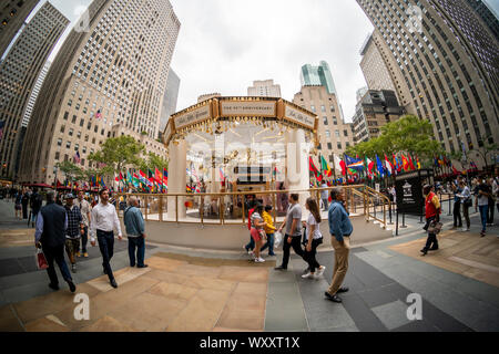 Un Saks Fifth Avenue et de marque MasterCard carousel apparaît dans la Rockefeller Plaza célébrant Saks' 95e anniversaire, vu le vendredi 6 septembre 2019. Le merry-go-round dispose de sièges représentatifs des produits vendus dans le magasin ainsi que la ville de New York d'évocation des éléments tels qu'un siège de métro. Le célèbre grand magasin est administré par la baie d'Hudson qui a récemment vendu leur marque Lord & Taylor. (© Richard B. Levine) Banque D'Images