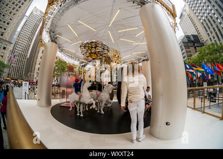 Un Saks Fifth Avenue et de marque MasterCard carousel apparaît dans la Rockefeller Plaza célébrant Saks' 95e anniversaire, vu le vendredi 6 septembre 2019. Le merry-go-round dispose de sièges représentatifs des produits vendus dans le magasin ainsi que la ville de New York d'évocation des éléments tels qu'un siège de métro. Le célèbre grand magasin est administré par la baie d'Hudson qui a récemment vendu leur marque Lord & Taylor. (© Richard B. Levine) Banque D'Images