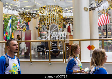 Un Saks Fifth Avenue et de marque MasterCard carousel apparaît dans la Rockefeller Plaza célébrant Saks' 95e anniversaire, vu le vendredi 6 septembre 2019. Le merry-go-round dispose de sièges représentatifs des produits vendus dans le magasin ainsi que la ville de New York d'évocation des éléments tels qu'un siège de métro. Le célèbre grand magasin est administré par la baie d'Hudson qui a récemment vendu leur marque Lord & Taylor. (© Richard B. Levine) Banque D'Images