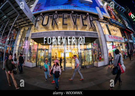 Le Forever 21 store à Times Square à New York le Mardi, Septembre 17, 2019. Forever 21 est signalé à être confrontés à des difficultés financières et est en train d'élaborer des plans d'une éventuelle faillite. (© Richard B. Levine)