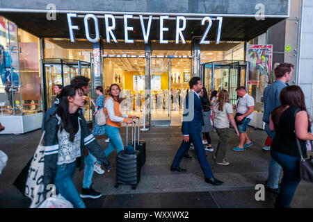 Le Forever 21 store à Times Square à New York le Mardi, Septembre 17, 2019. Forever 21 est signalé à être confrontés à des difficultés financières et est en train d'élaborer des plans d'une éventuelle faillite. (© Richard B. Levine) Banque D'Images