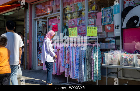 Des vêtements importés de Chine et d'autres pays asiatiques sur la 8e Avenue dans le quartier de Sunset Park à Brooklyn, à New York, le dimanche, 15 Septembre, 2019 . Sunset Park est devenu le quartier chinois de Brooklyn que le chinois et d'autres groupes d'Asiatiques s'y sont installés et les entreprises sont apparus pour répondre à eux. Le guide de voyage Lonely Planet a énumérés Sunset Park comme l'une des dix quartiers de la U.S. (© Richard B. Levine) Banque D'Images