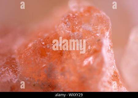 Sel de l'himalaya de roches avec cristaux lumineux tourné en macro. Banque D'Images