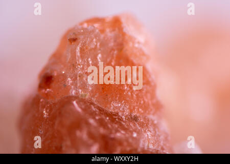 Sel de l'himalaya de roches avec cristaux lumineux tourné en macro. Banque D'Images