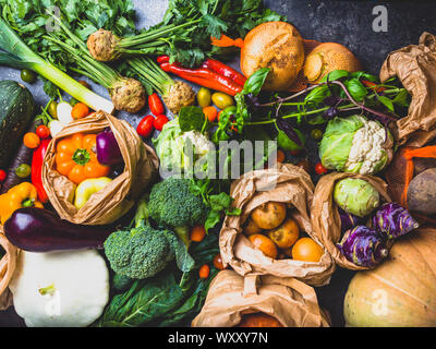 Légumes frais sur fond de bois. Les légumes frais biologiques récoltés, produits du jardin et de légumes récoltés. Les légumes frais de la ferme un Zéro déchet Banque D'Images