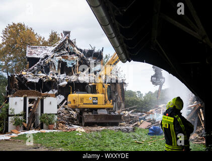 Münster, Allemagne. 18 Sep, 2019. Deux femmes semblent avoir délibérément provoqué une explosion dans la ville allemande de Münster le mercredi dans un cas présumé de tentative de suicide après avoir été expulsés de leur maison. Trois policiers ont été légèrement blessés et les deux femmes ont été transportées à l'hôpital avec de graves blessures, a annoncé la police dans un communiqué. L'explosion s'est produite comme un huissier de justice et les officiers sont arrivés à la maison d'expulser les femmes. Dpa : Crédit photo alliance/Alamy Live News Banque D'Images