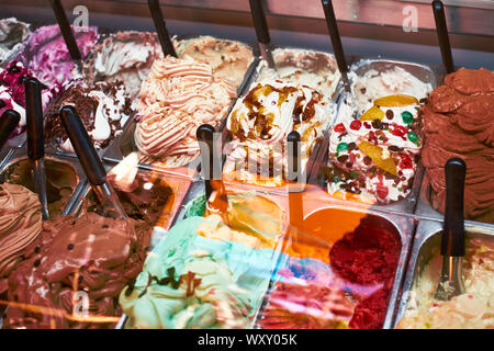 Assortiment de saveurs de crèmes glacées artisanal italien derrière la vitrine Banque D'Images