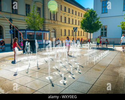 SZEKESFEHERVAR, HONGRIE - le 19 août 2019 : vue sur les enfants et les adultes jouent avec la fontaine d'eau à Szekesfehervar, Hongrie sur une su Banque D'Images