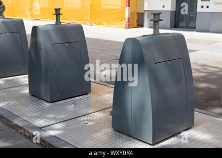 De nombreuses nouvelles poubelles Conteneurs enterrés Conteneurs à Lugano Banque D'Images